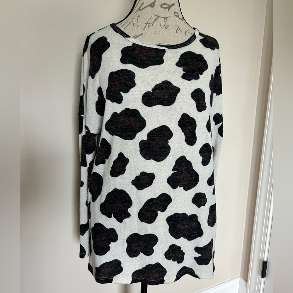 Viamor (Boutique brand)Cow Print sweater Medium